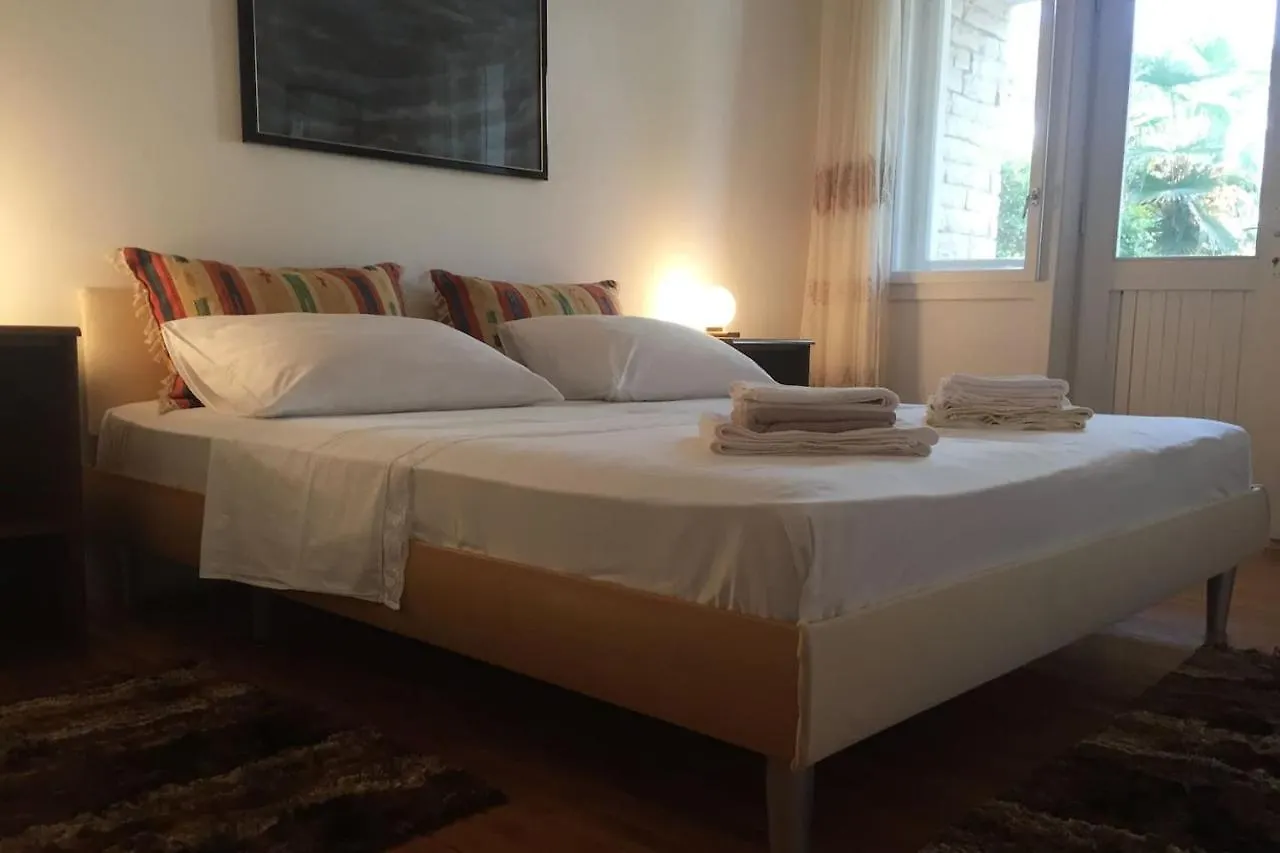 Domic ,Two Bedrooms Whit Large Terrace Njivice Croatia